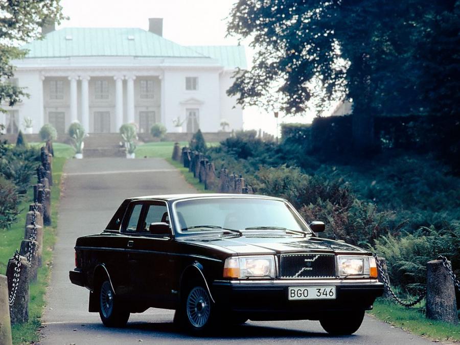  Volvo 262 C 1977 года  (фото 2 из 13)